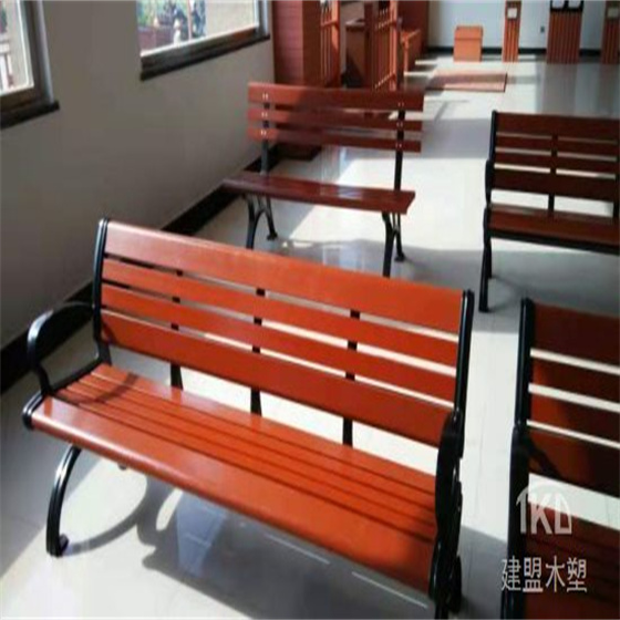 北京塑木地板耐磨层若受损将使地板的防潮功能和光亮度受影响