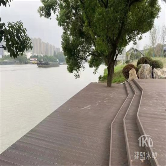 北京塑木地板在使用时若与水长期接触是否会出现形变？